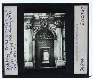 Salzburg, Neue Residenz : Portal in der Kaigasse