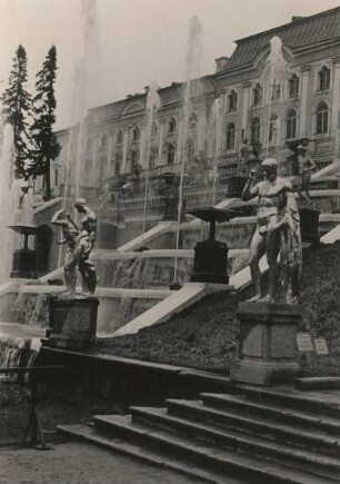 St. Petersburg. Schloss Peterhof (1714/1723). Großes Palais und Große Kaskade. Teilansicht