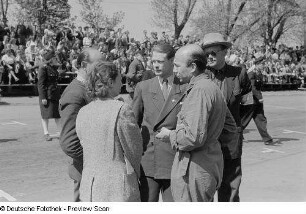 Eine Gruppe von Personen auf der Piste beim 6. Leipziger Stadtparkrennen