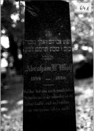 Grabstein 64 (Index: 100109307) Material: Granit, unterster Sockelteil Kalkstein Zustand: gut Maße HxBxT: 135x37x18 cm Beschreibung: Obelisk, getreppter Sockel, unterster Sockelteil rustica Besonderheit: Nummer auf Rückseite: 168: Grabstein 64A