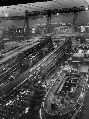 Hamburg-Finkenwerder. Nachtschicht in der Deutschen Werft. Ein Frachtschiff liegt im Trockendock auf Stapel