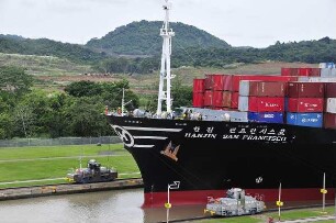 Miraflores-Kanalschleuse mit Containerschiff "Hanjin San Francisco" : Am 80 km langen Panama-Kanal vom Atlantik zum Pazifik können Besucher in der Miraflores-Schleuse die Durchfahrt großer Containerschiffe beobachten. Aufgenommen am 15. September 2011