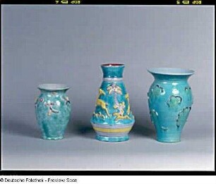 Drei Vasen mit Reliefauflagen : Drei Vasen mit Reliefauflagen. Fayence, glasiert, bemalt (1. H. 20. Jh.; K. Feuerriegel). Museum im Schloß Frohburg ?, V 604/01, V 605/01