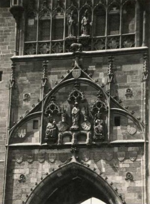 Prag. Karlsbrücke (beg. 1357). Altstädter Brückenturm (1370/1380, P. Parler). Blendmaßwerk mit den Figuren Karl IV., Heiliger Veit und Wenzel I., oben die Statuen der Heiligen Adalbert und Sigismund