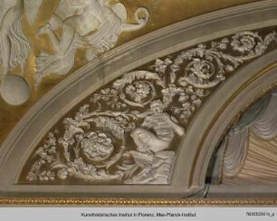 Pendentifdekoration mit Viktorienreigen : Lünettendekoration mit musizierenden Bacchanten