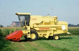 Fotografie: Erntetechnik, Mähdrescher selbstfahrend, Maispflückvorsatz