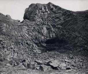 Felsen mit kristallinischem Basalt, Island