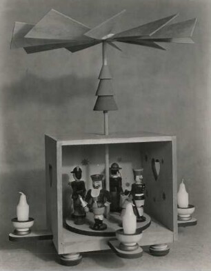 Kastenpyramide mit gedrehten Figuren : Kastenpyramide mit gedrehten Figuren, Staatliche Spielwaren-, Fach- und Gewerbeschule Grünhainichen