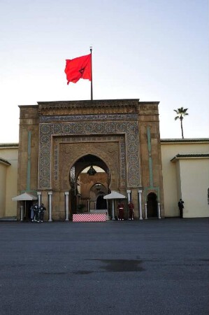 Königspalast in Rabat : Rabat ist die Hauptstadt des Königreiches Marokko. Blick auf das reich verzierte Eingangsportal des Königsschlosses, aufgenommen am 05.11.2008. Foto: Uwe Gerig