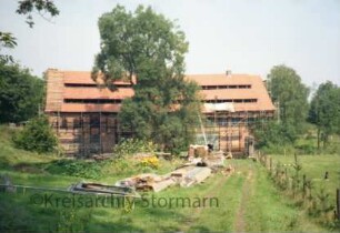 Drahtmühle: Restaurierung: Blick von Süden: Wassermühle mit Gerüst: Satteldach und breite Gauben bei Neudeckung