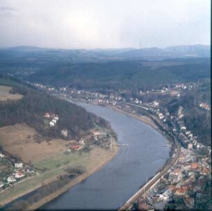 Stadtteil Halbestadt, Elbe und Stadt : Königstein (Sächsische Schweiz). Stadtteil Halbestadt, Elbe und Stadt. Blick von der Festung nach Nordost