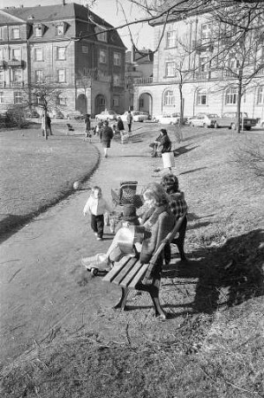 Sonniger Vorfrühlingstag am Haydnplatz