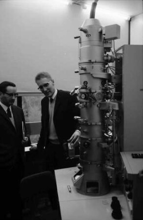 Freiburg: Biologisches Institut II, Prof. Dr. Peter Sitte beim Dozieren am Elektronenmikroskop 101 von Siemens