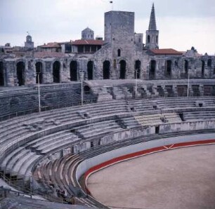Arles. Amphitheater : Arles. Blick auf die Ränge des Amphitheaters