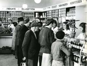 Die Geschäfte der "Pro"-Handelskette waren 1950 noch weitgehend nach altem Verkaufsmuster eingerichtet, d. h. mit Ladentheke an der bedient wurde. Hier stehen Kunden an der Ladentheke