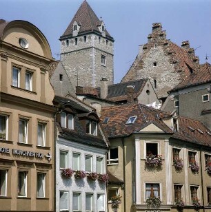 Regensburg. Blick auf eine Häuserreihe am Neupfarrplatz