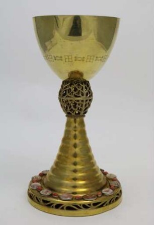 Vergoldeter Messkelch mit graviertem Ornamentenfries