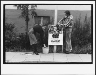 Wahlplakat wird aufgehängt, Buxtehude vor der Wahl 1976