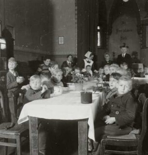 Kinderspeisung im Konfirmandensaal