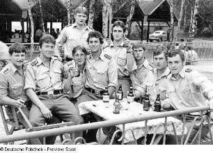 Junge Soldaten der NVA in einem Biergarten