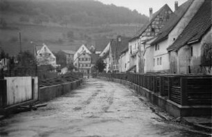 In Fridingen : Straße mit Häusern und Dungstätte. Rückseite der Häuser