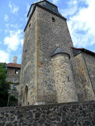 Stadtkirche - Kirchturm (frühgotische Gründung) von Süden mit halbschaligen Treppenturm zum Mittelgeschoß über Kirchhofmauer