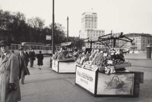 Roßplatz : Leipzig, Verkaufsstände mit Obst und Südfrüchten auf dem Roßplatz mit Blick zum Europahochhaus