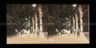 Platz mit Passanten vor der Gazi-Husrev-Beg-Moschee, Begova-Moschee, Sarajevo