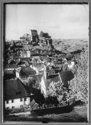 Vor Pottenstein im Jura : Pottenstein. Stadtansicht mit der kleinen Friedhofskirche St. Kunigund, der Bartholomäuskirche und der Burg. Blick über das Püttlachtal nach Südwesten