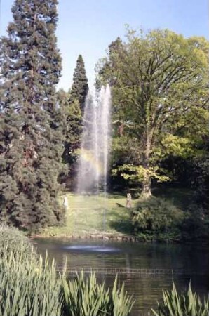 Badenweiler: Fontäne mit Regenbogen im Kurpark