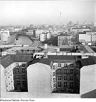 Berlin-Tiergarten. Blick vom Reichstag nach Ost-Berlin auf Spree und S-Bahnbrücke am Bahnhof Friedrichstraße