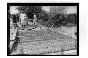 Zweibogige Brücke : Südthailand. Betonarbeiten an der Fahrbahn der zweibogigen Brücke, 1912/1913