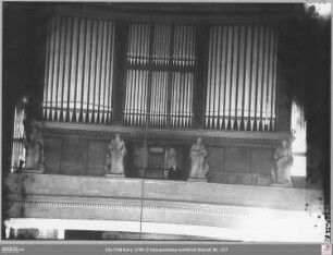 Paulskirche: Orgelprospekt mit den Stauen der vier Evangelisten, vor dem Manual Organist Mack