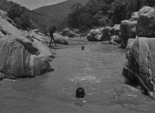 Der Dalbena : Jungen schwimmen im Fluss Dalbana