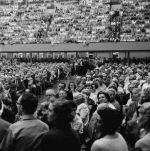 Freiburg: Stadthalle; Publikum bei der Wahlversammlung; Willy Brandt
