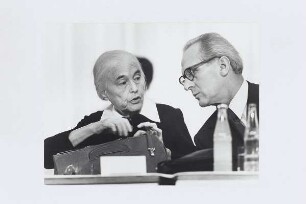 Anna Seghers und Erich Honecker : Portraitaufnahme während des VII. Schriftstellerkongresses der DDR
