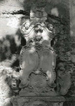 Kartuschengrabmal : Kartuschengrabmal. Sandstein (1701/1800). Grünhain-Beierfeld, Alter Friedhof