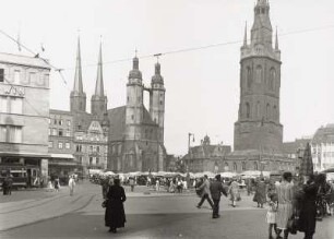 Halle (Saale). Marktplatz mit Verkaufsständen. Blick gegen Evangelische Marktkirche Sankt Marien und Roten Turm (1408-1506)