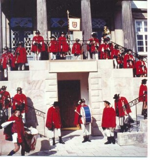 Landsknechtsfanfarenzug aus Lemgo-Brake in Detmold auf der Rathaustreppe. Detmold. Marktplatz. Papierabzug