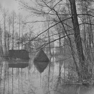 Landschaftsbild. Frühling in Burg-Kauper. Heuschober. Die Wiesen sind überschwemmt. : Wobraz krajiny. Nalěćo w Kupaŕskich Bórkowach. Kopjena (Stogi). Łuki su přepławjene.