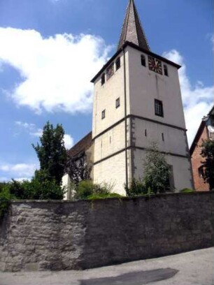 Ansicht von Südosten mit Kirche über Kirchturm (Schießscharten-Schlitzscharten im Mittelgeschoß) sowie Kirchhofmauer
