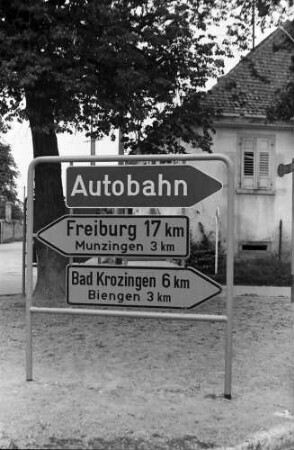 Hausen an der Möhlin: Straßenschild; Freiburg 17 km