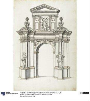 Verziertes Tor mit Skulpturen und Ornamenten