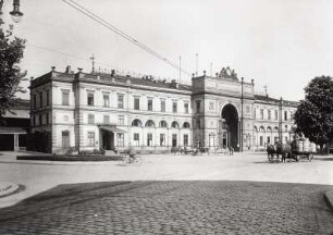 Gera, Hauptbahnhof : Gera. Hauptbahnhof, Empfangsgebäude von Südosten (Stadtseite)