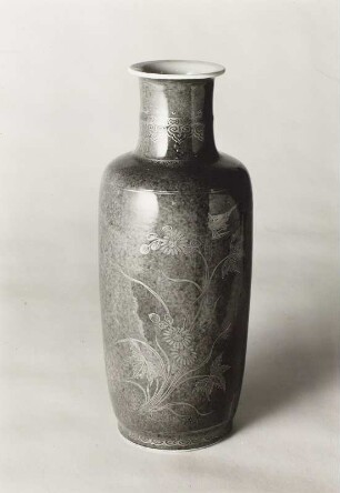 Vase mit puderblauem Fond und Goldmalerei