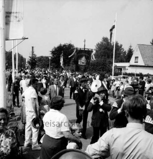 Schützen- und Volksfest: Veranstalter Heimatring und Ahrensburger Schützengilde: Festplatz am Forsthaus Hagen: Eintreffen des Umzugs