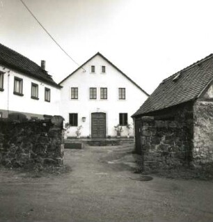 Cossebaude, Talstraße 9. Dreiseithof (Alte Presse, Alte Schule) (1850). Blick durch das Hoftor