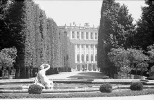 Schönbrunn: lange Baumallee, im Vordergrund Brunnen, schwarz-weiß
