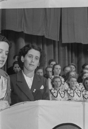 Kulturveranstaltung anlässlich des Internationalen Mädchentags : Teilnehmerin der Veranstaltung während einer Rede, neben ihr stehend Raymonde Dien (rechts)