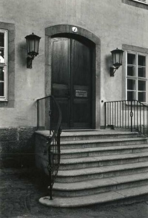 Dresden-Altstadt, Brühlscher Garten 4. Altenheim August de Haas (1957-1958; H. Rettig). Haupteingang (geschlossen)